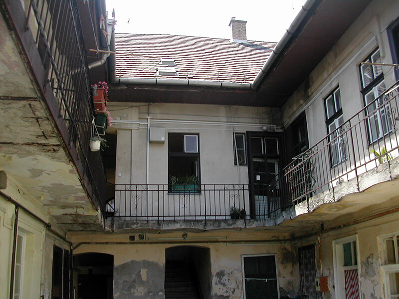 Kiscelli-ház felújítás előtti körfolyosó